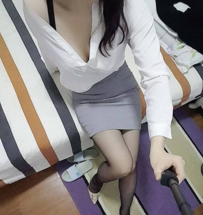 罗湖玖儿嫩穴磨棒